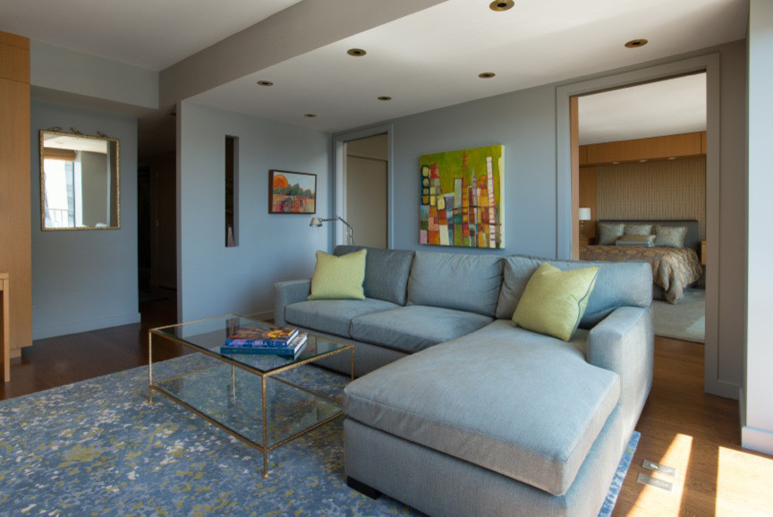 Foto di un soggiorno minimalista di medie dimensioni e chiuso con pareti blu, parquet chiaro, nessun camino, nessuna TV, sala formale e pavimento marrone
