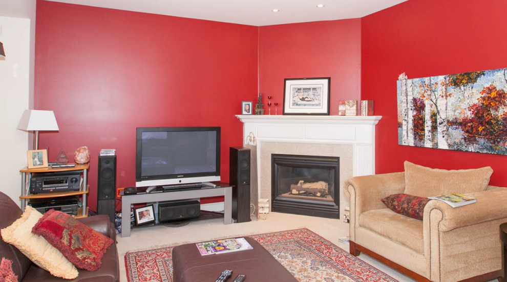 サンディエゴにある中くらいなトランジショナルスタイルのおしゃれな独立型リビング (赤い壁、カーペット敷き、コーナー設置型暖炉、石材の暖炉まわり、据え置き型テレビ) の写真