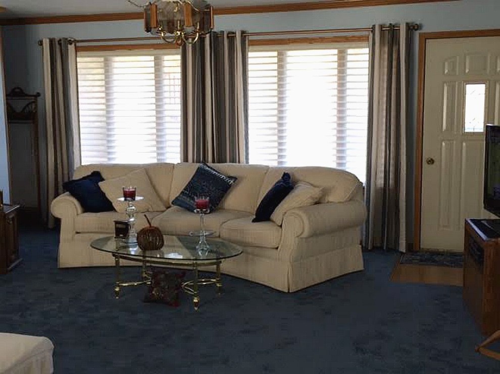 Foto di un soggiorno chic di medie dimensioni e chiuso con sala formale, pareti blu, moquette, nessun camino, nessuna TV e pavimento blu