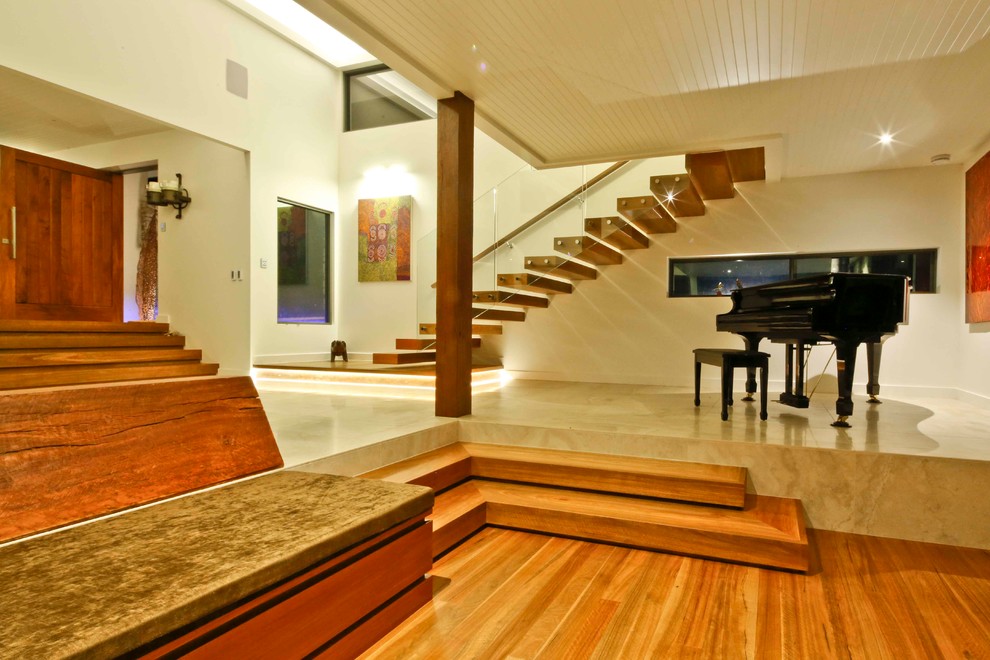 Idee per un grande soggiorno design aperto con sala della musica, pareti bianche e pavimento in marmo