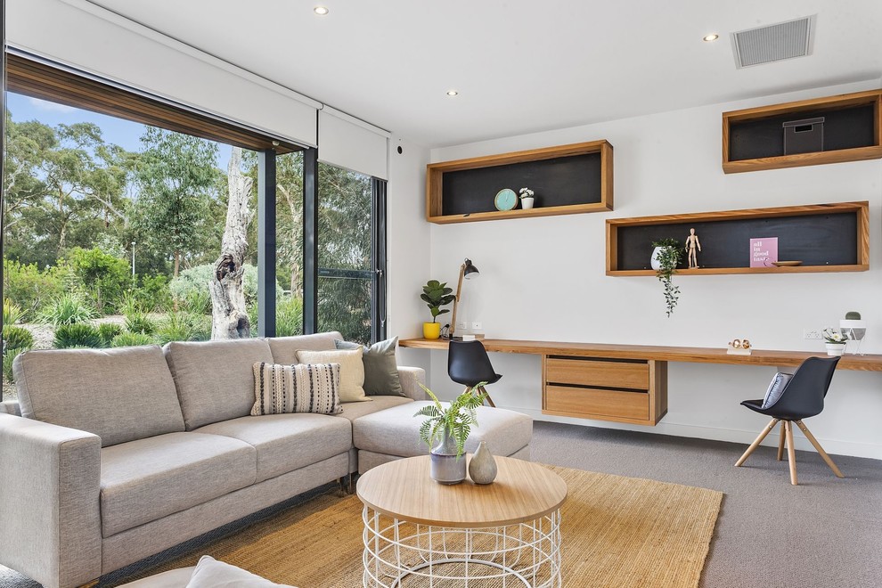 Источник вдохновения для домашнего уюта: гостиная комната в современном стиле с белыми стенами, ковровым покрытием и серым полом
