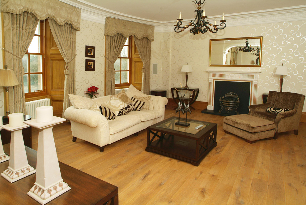 Idee per un grande soggiorno classico chiuso con sala formale, pavimento in legno massello medio e camino classico