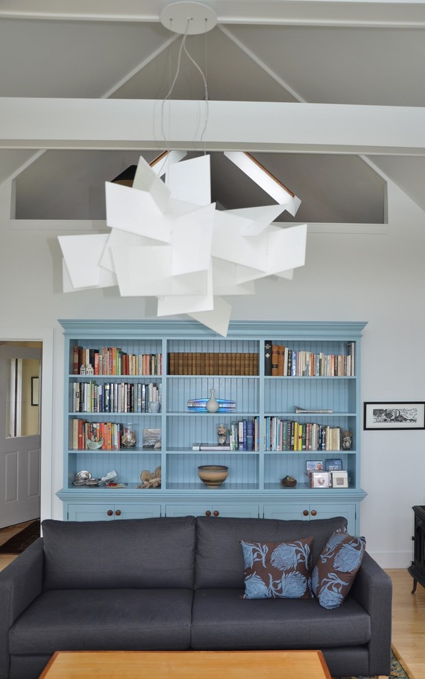 Foto de biblioteca en casa costera de tamaño medio con suelo de madera clara