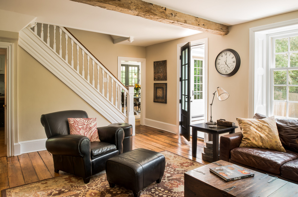 Esempio di un soggiorno tradizionale chiuso con pareti beige e pavimento in legno massello medio