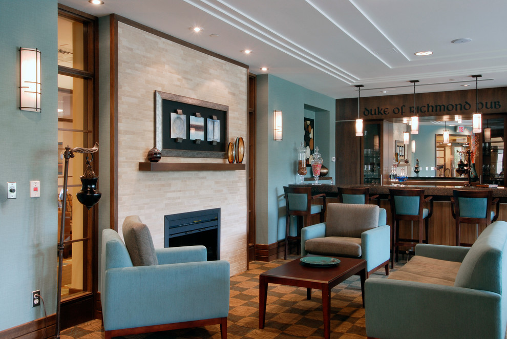 Esempio di un grande soggiorno design aperto con angolo bar, pareti blu, camino classico, cornice del camino in pietra e nessuna TV
