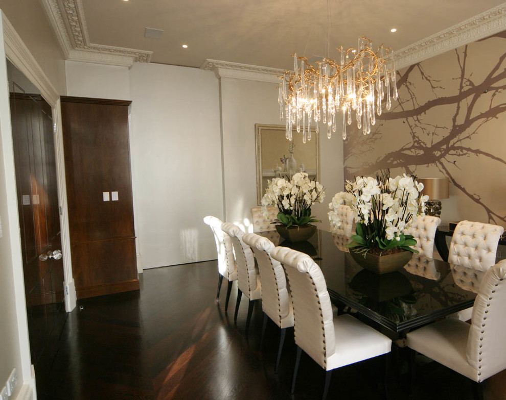 Immagine di una grande sala da pranzo contemporanea con pareti bianche e parquet scuro
