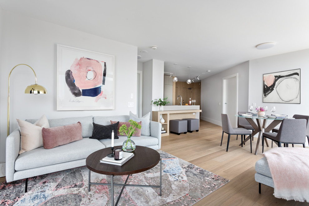 Kleines, Offenes Modernes Wohnzimmer mit Hausbar, weißer Wandfarbe, hellem Holzboden, Kamin, gefliester Kaminumrandung und TV-Wand in Vancouver