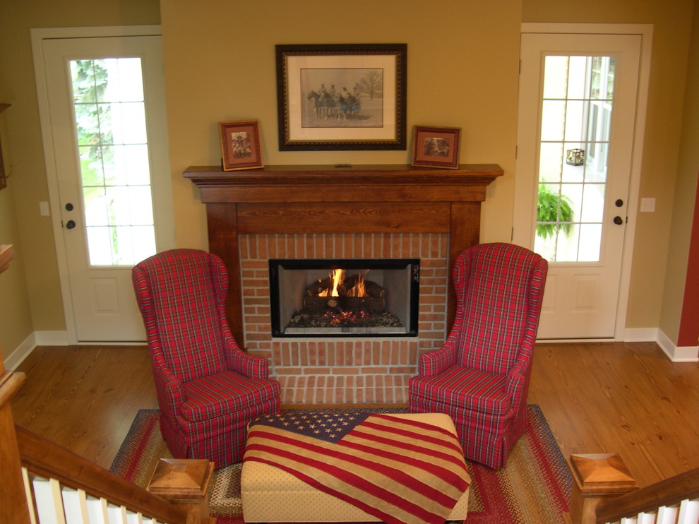 Réalisation d'un salon champêtre avec un sol en bois brun, une cheminée standard et un manteau de cheminée en béton.