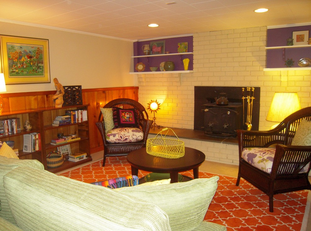 Cette photo montre un salon éclectique fermé et de taille moyenne avec une salle de réception, un mur beige, moquette, une cheminée standard, un téléviseur indépendant et un manteau de cheminée en brique.
