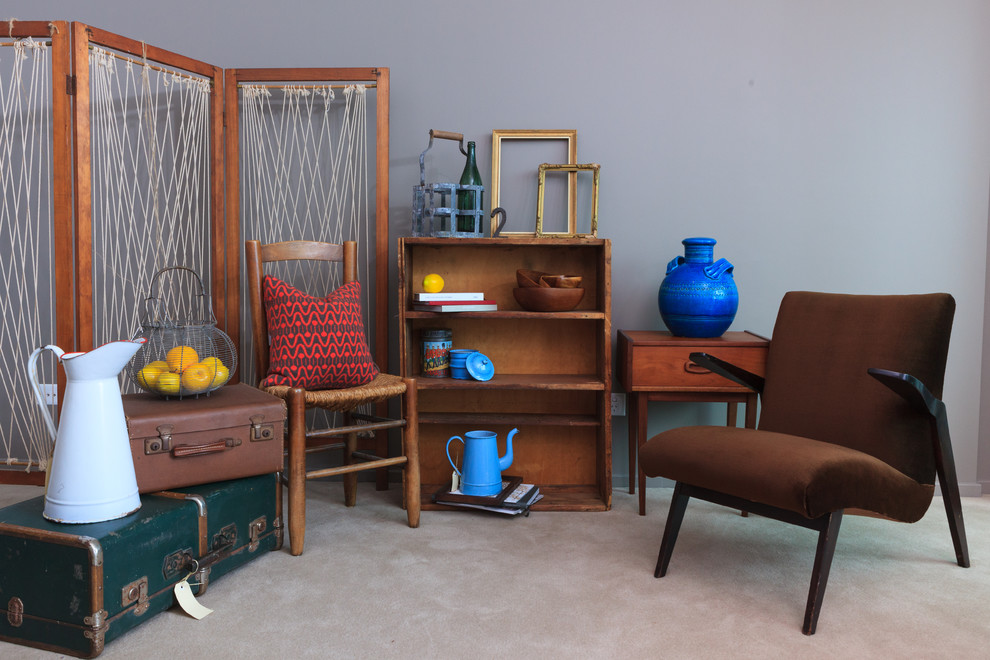 Immagine di un piccolo soggiorno minimalista con pareti beige