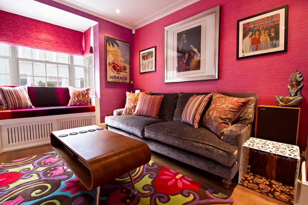 Ispirazione per un soggiorno minimalista di medie dimensioni e chiuso con pareti rosa, pavimento in legno massello medio, camino classico e cornice del camino in pietra
