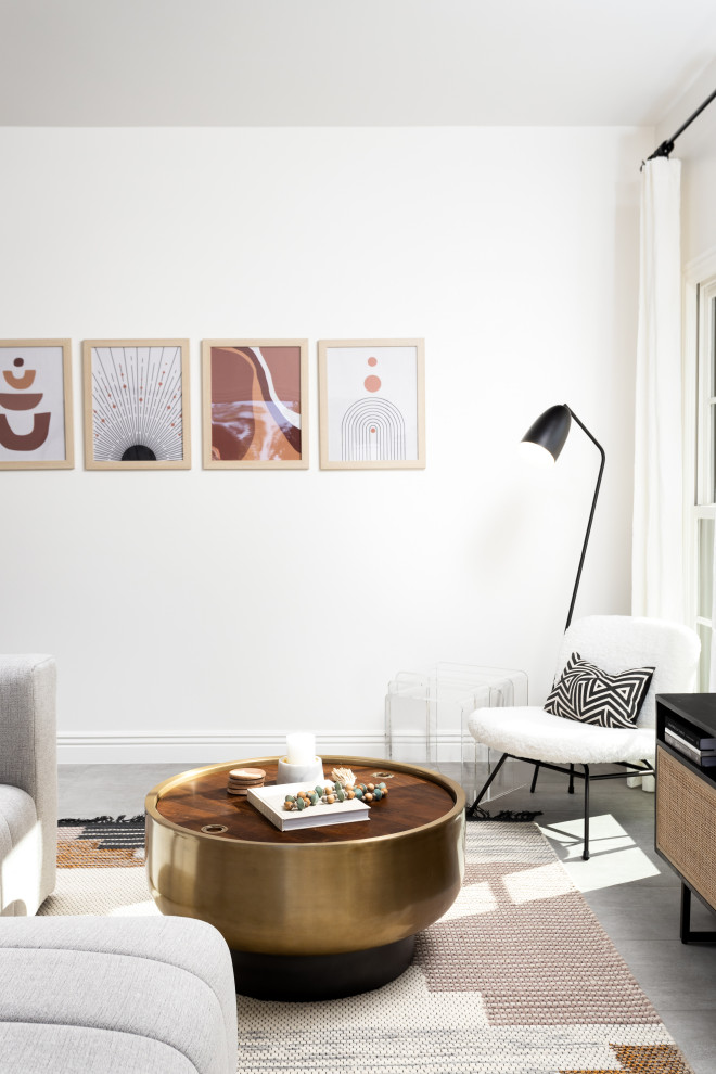 Ispirazione per un soggiorno contemporaneo con pareti bianche e pavimento grigio