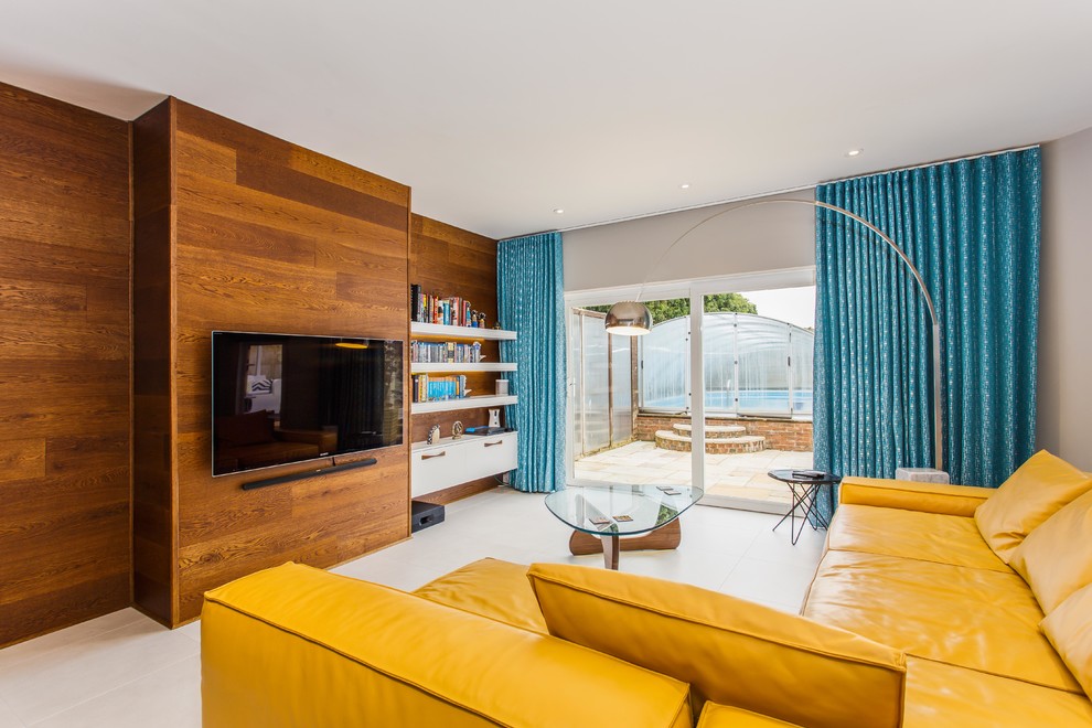 Стильный дизайн: гостиная комната среднего размера в стиле ретро с телевизором на стене - последний тренд