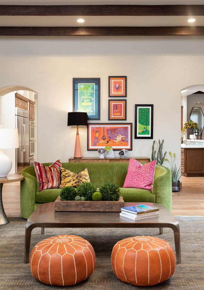 Foto di un grande soggiorno moderno chiuso con pareti beige, pavimento in legno massello medio, cornice del camino piastrellata, TV a parete e pavimento marrone