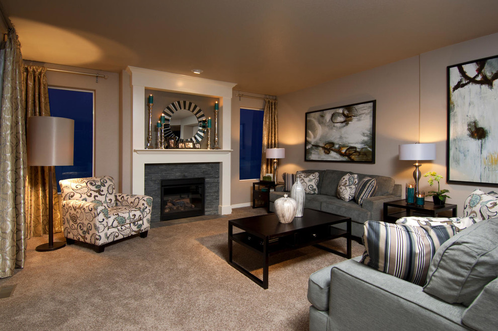 Источник вдохновения для домашнего уюта: гостиная комната в классическом стиле с красивыми шторами