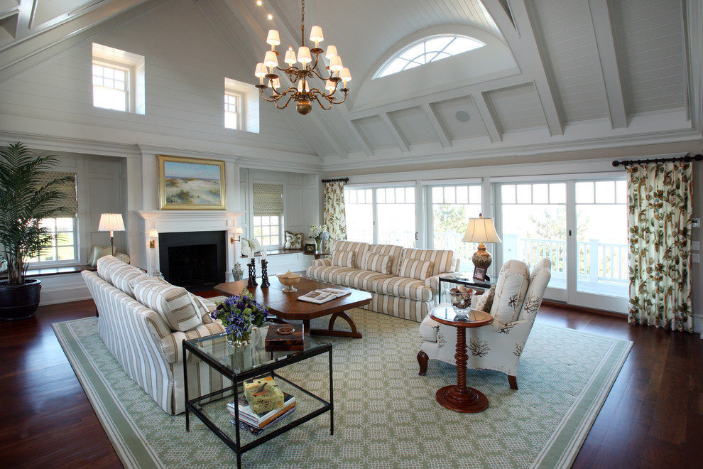 Immagine di un ampio soggiorno tradizionale aperto con pareti bianche, nessuna TV, sala formale, pavimento in legno massello medio e camino classico