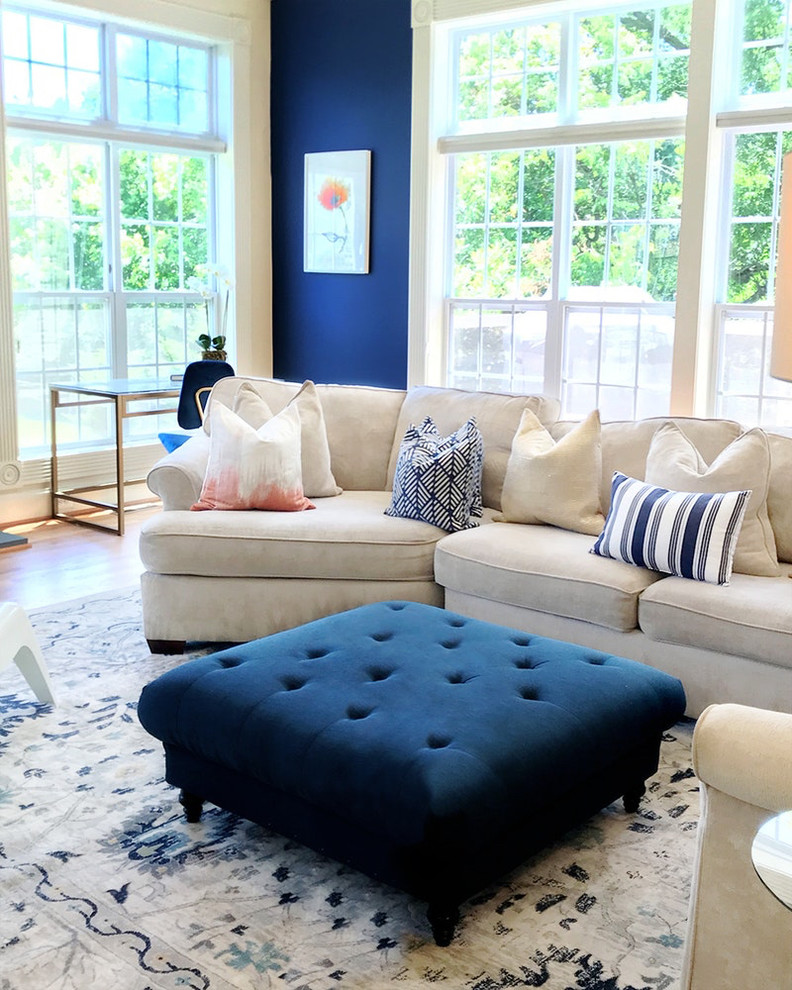 Идея дизайна: парадная гостиная комната в стиле неоклассика (современная классика) с синими стенами, паркетным полом среднего тона и коричневым полом
