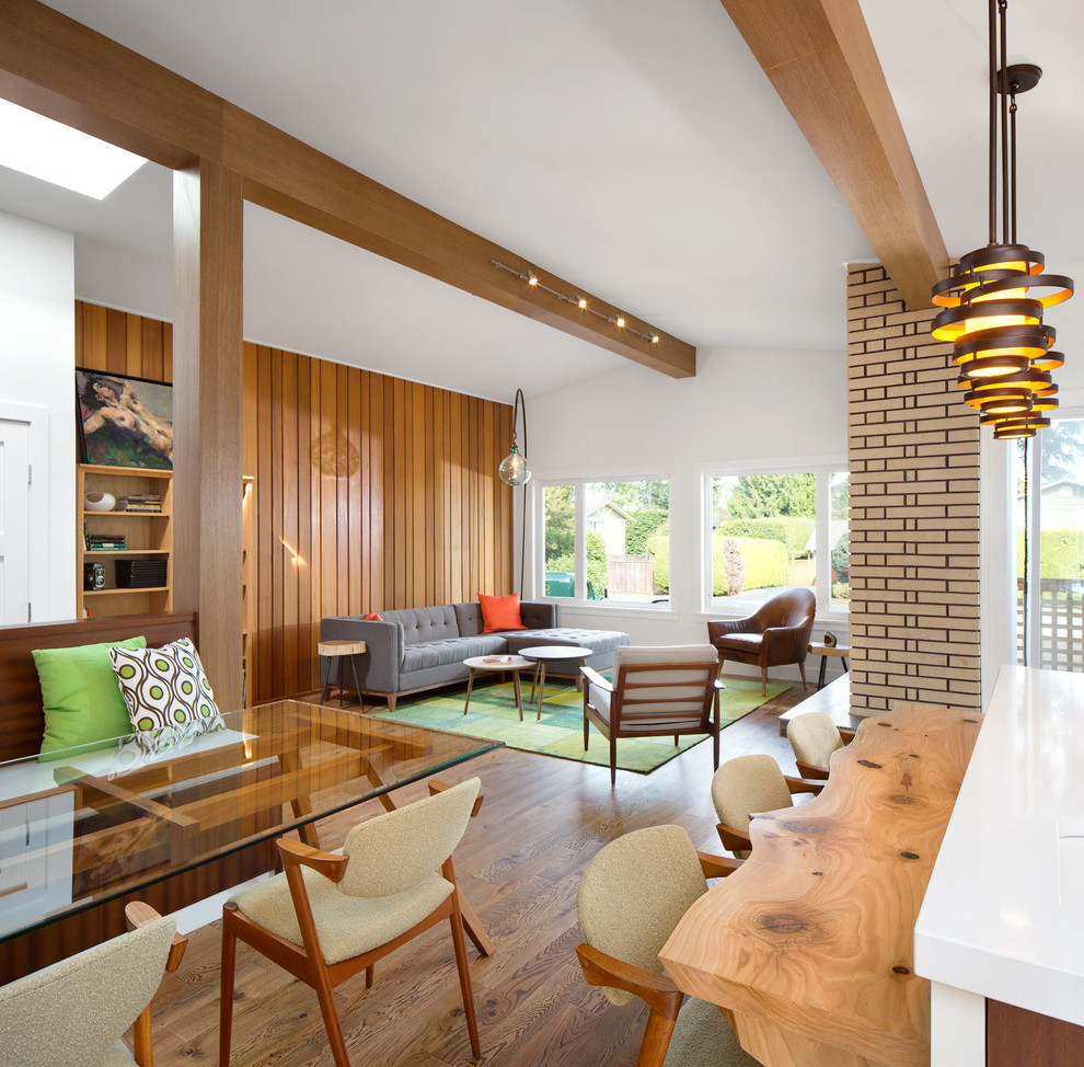 Offenes, Mittelgroßes, Repräsentatives Mid-Century Wohnzimmer mit braunem Holzboden und weißer Wandfarbe in Vancouver