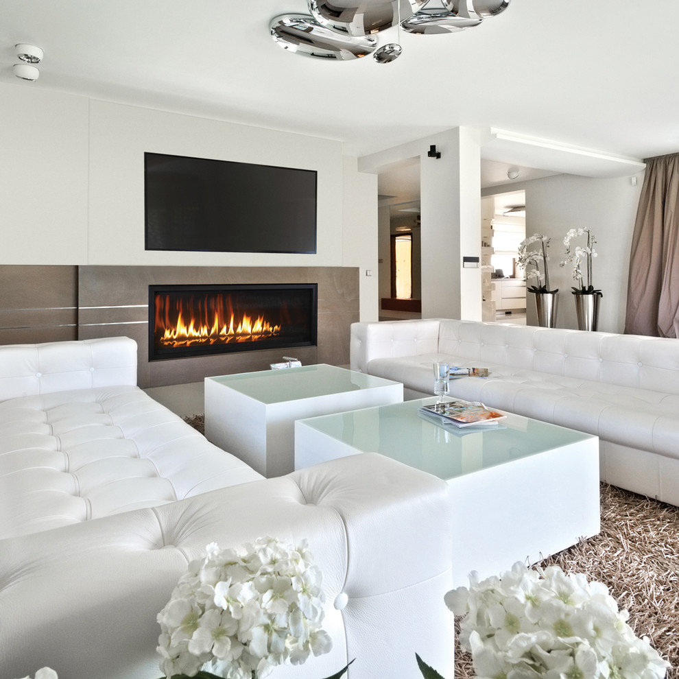 Источник вдохновения для домашнего уюта: гостиная комната в современном стиле с горизонтальным камином