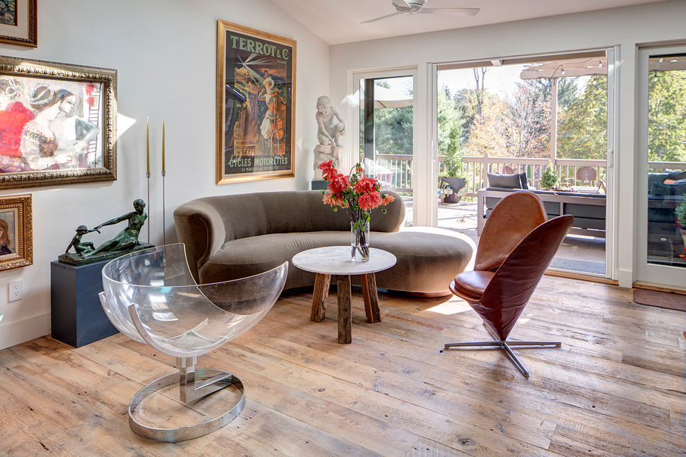 Foto di un soggiorno contemporaneo aperto con pareti bianche, pavimento in legno massello medio e pavimento marrone