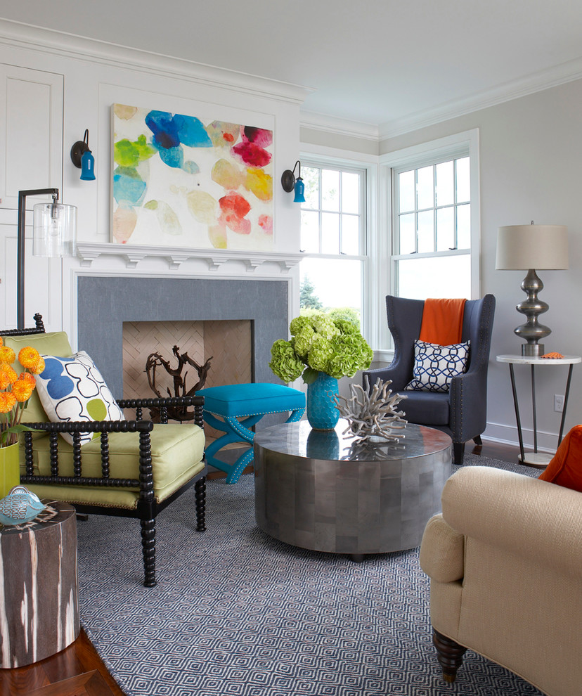 Fernseherloses Maritimes Wohnzimmer mit beiger Wandfarbe, Kamin, Kaminumrandung aus Stein und dunklem Holzboden in Boston