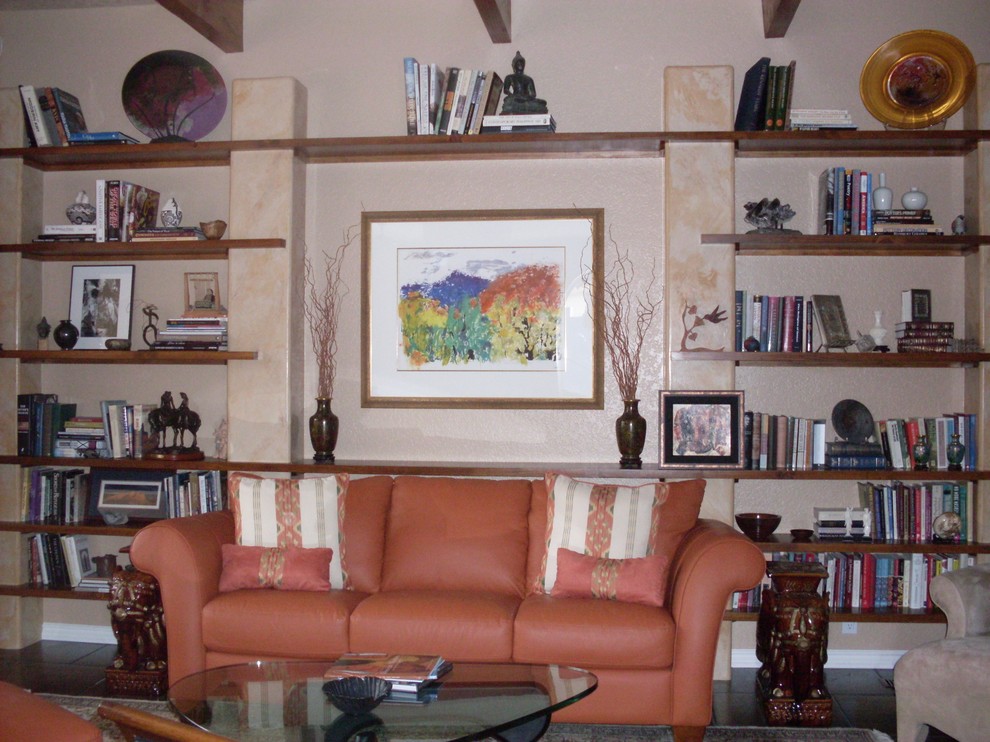 Источник вдохновения для домашнего уюта: гостиная комната среднего размера в стиле фьюжн с коричневыми стенами, полом из керамической плитки и черным полом