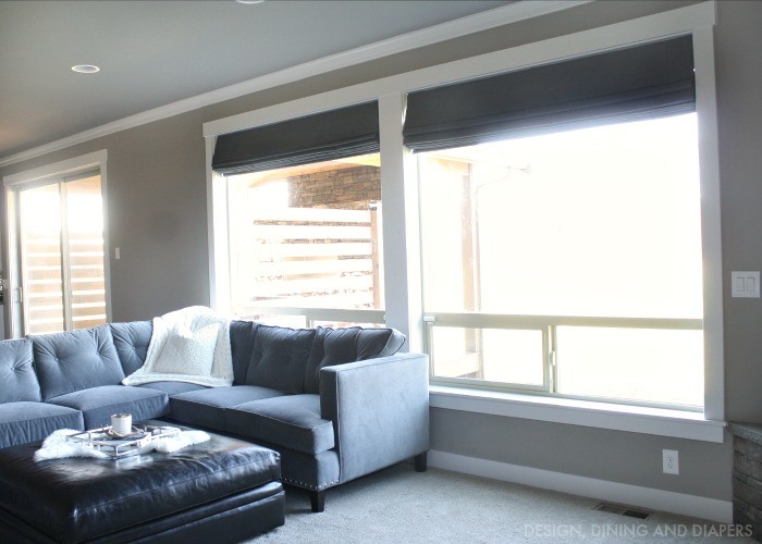 Esempio di un soggiorno minimalista di medie dimensioni e aperto con pareti beige e moquette