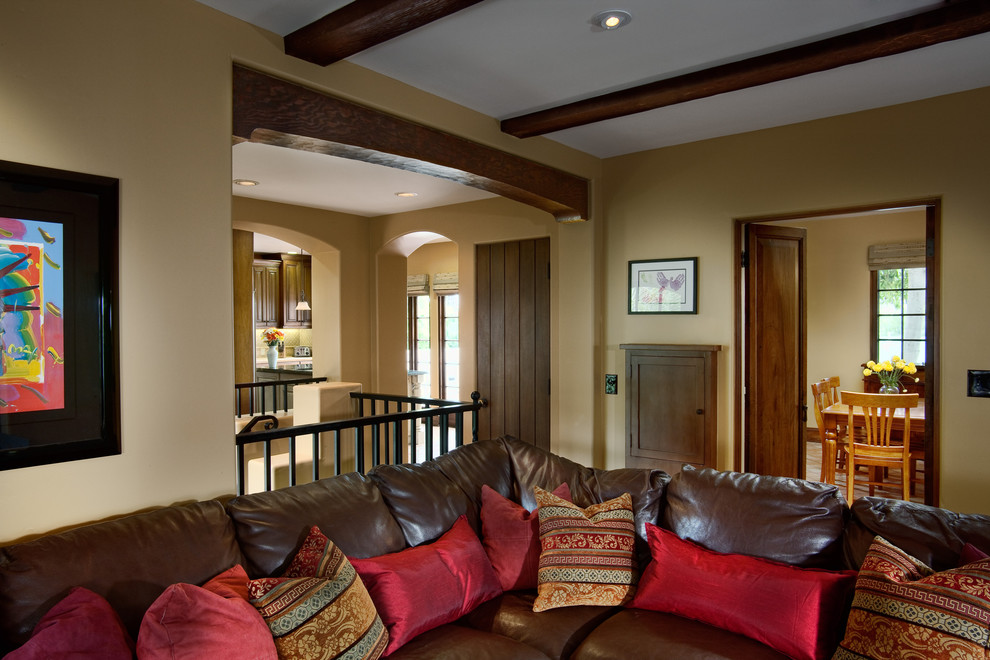 Idee per un soggiorno mediterraneo con pareti beige e pavimento in legno massello medio