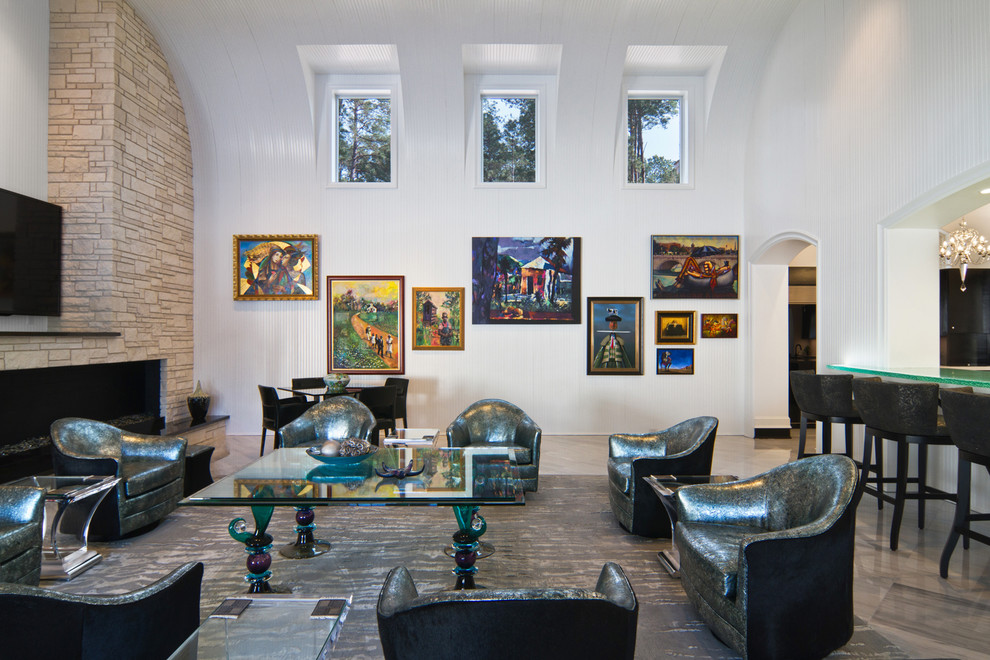 Offenes Modernes Wohnzimmer mit weißer Wandfarbe, Kaminumrandung aus Stein und TV-Wand in Houston