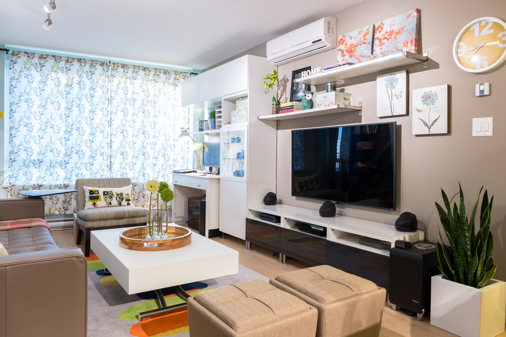 Immagine di un piccolo soggiorno design aperto con pareti marroni, parquet chiaro, nessun camino, nessuna TV e pavimento beige