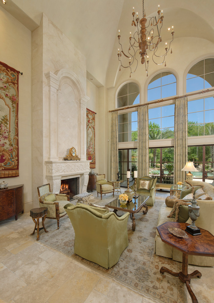 Geräumiges Mediterranes Wohnzimmer mit beiger Wandfarbe und Kamin in Houston