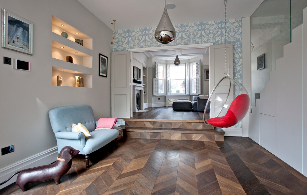 Offenes Klassisches Wohnzimmer mit dunklem Holzboden und braunem Boden in Surrey