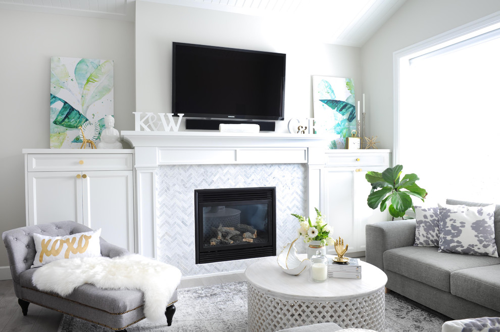 Offenes Modernes Wohnzimmer mit beiger Wandfarbe, Laminat, Hängekamin, gefliester Kaminumrandung, Multimediawand, beigem Boden und Holzdielendecke in Vancouver