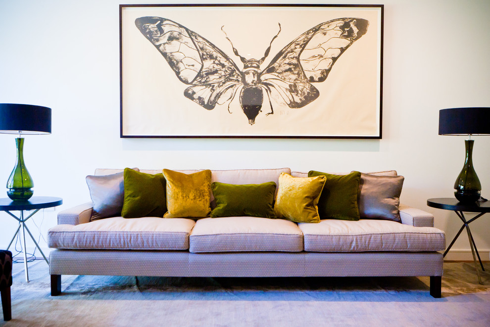 Ispirazione per un soggiorno contemporaneo con pareti bianche e pavimento in legno massello medio