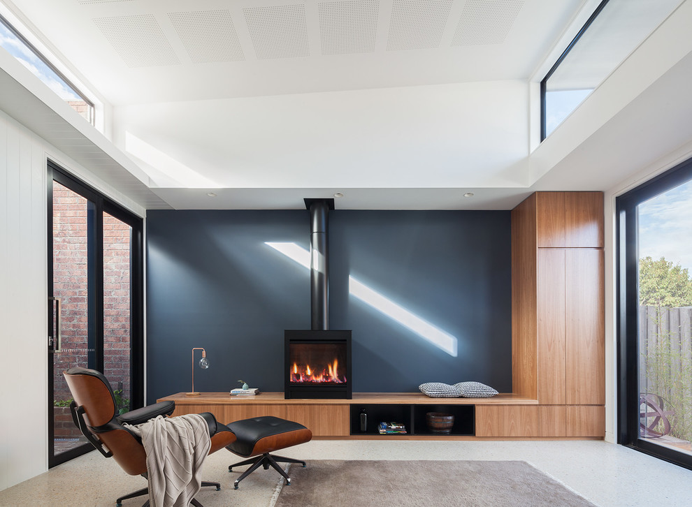 Idee per un piccolo soggiorno design aperto con pareti blu, pavimento in cemento e nessuna TV