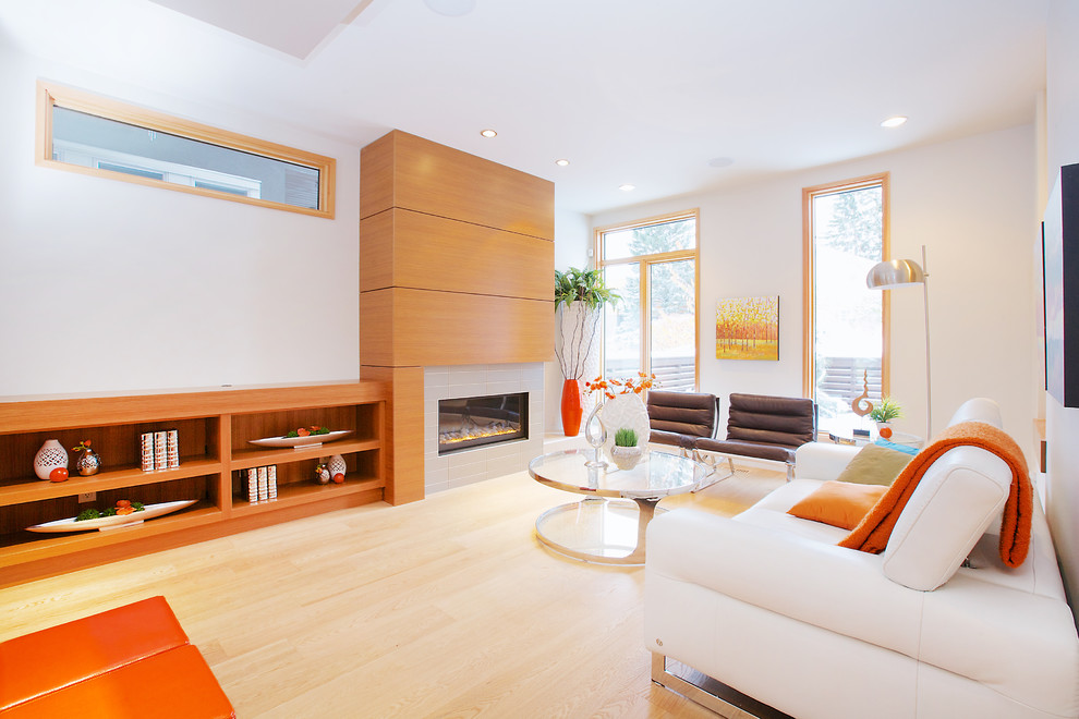 Источник вдохновения для домашнего уюта: гостиная комната в современном стиле с белыми стенами, светлым паркетным полом и горизонтальным камином