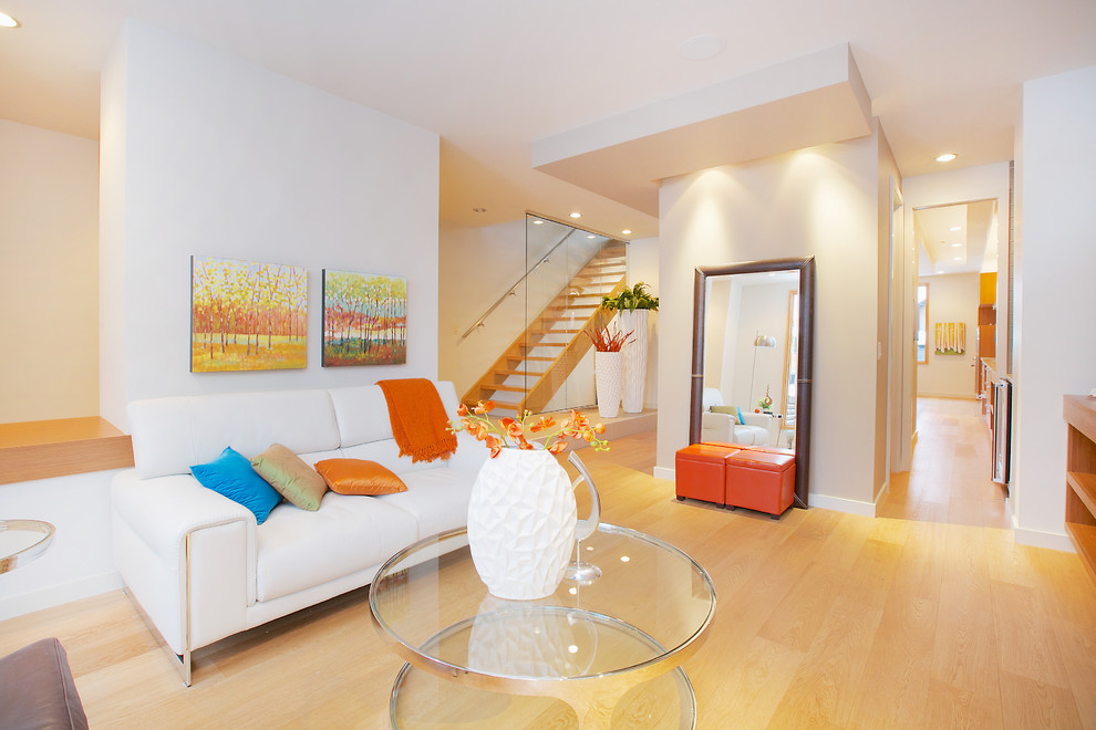 Offenes Modernes Wohnzimmer mit weißer Wandfarbe in Calgary