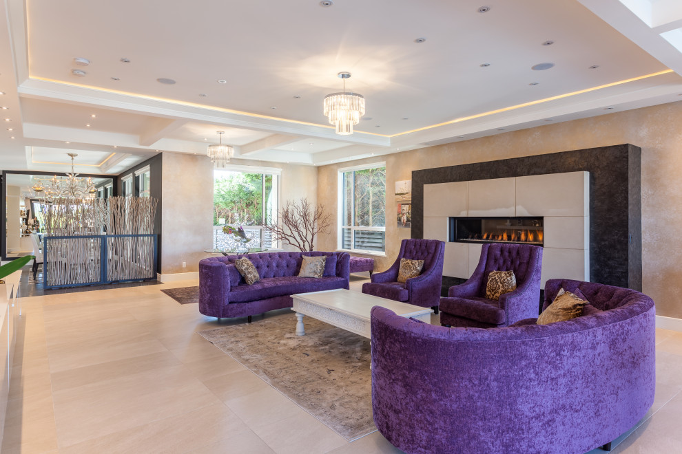 Foto di un ampio soggiorno design con pareti multicolore, pavimento in legno verniciato, camino classico e pavimento beige