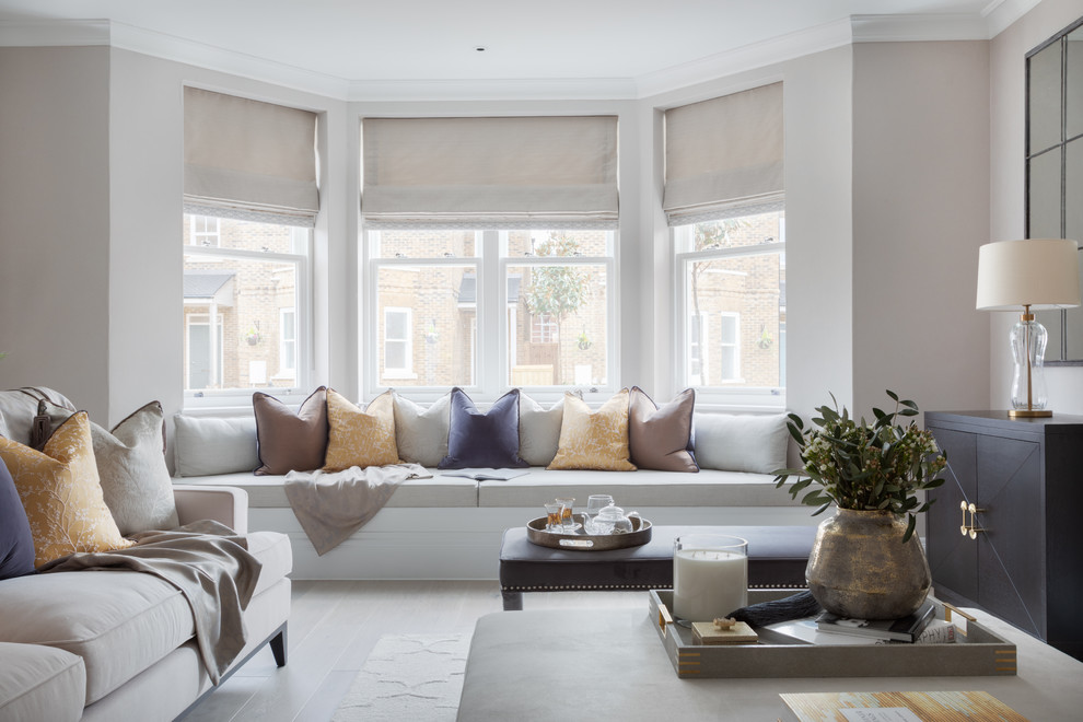 Свежая идея для дизайна: гостиная комната в стиле неоклассика (современная классика) с серыми стенами, деревянным полом и белым полом - отличное фото интерьера