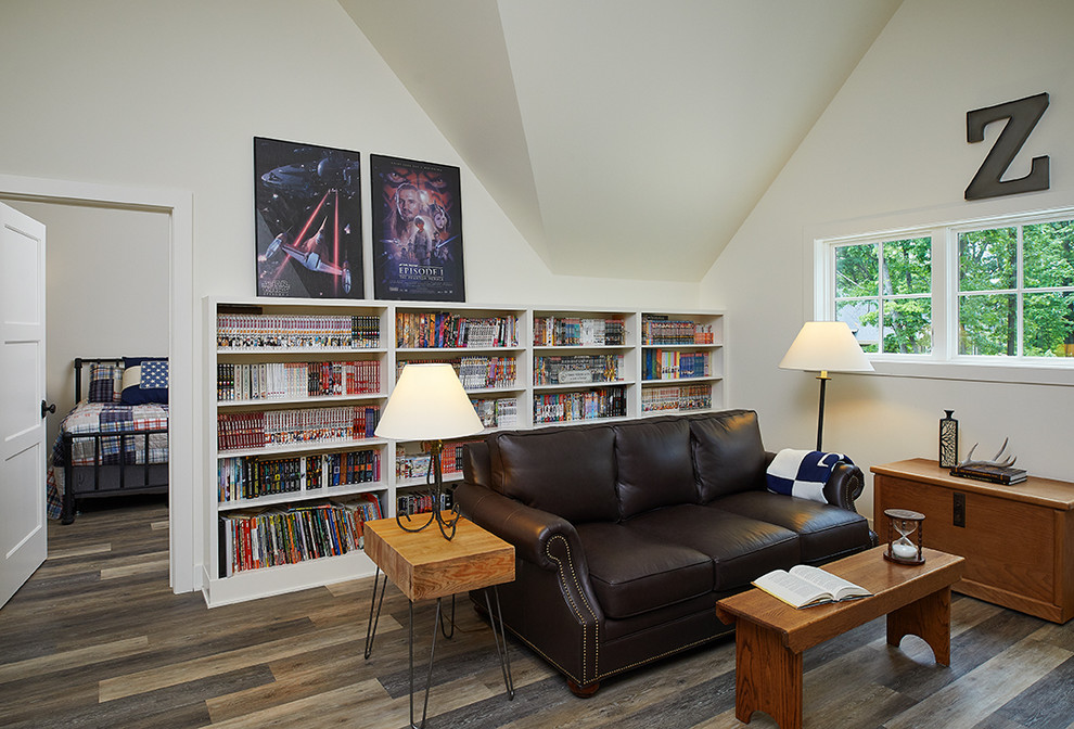 Offenes Modernes Wohnzimmer mit weißer Wandfarbe, braunem Boden und braunem Holzboden in Grand Rapids