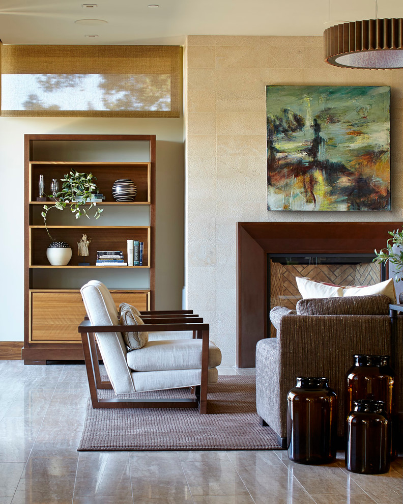 Aménagement d'un salon contemporain de taille moyenne et ouvert avec un mur beige, parquet clair, une cheminée standard, un manteau de cheminée en carrelage, aucun téléviseur et un sol gris.