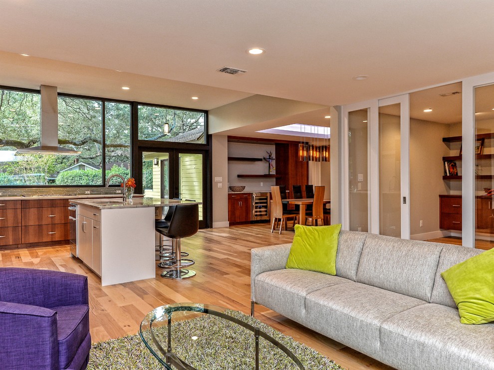 Kleines, Fernseherloses, Offenes Modernes Wohnzimmer mit grauer Wandfarbe, hellem Holzboden, Tunnelkamin und gefliester Kaminumrandung in Austin