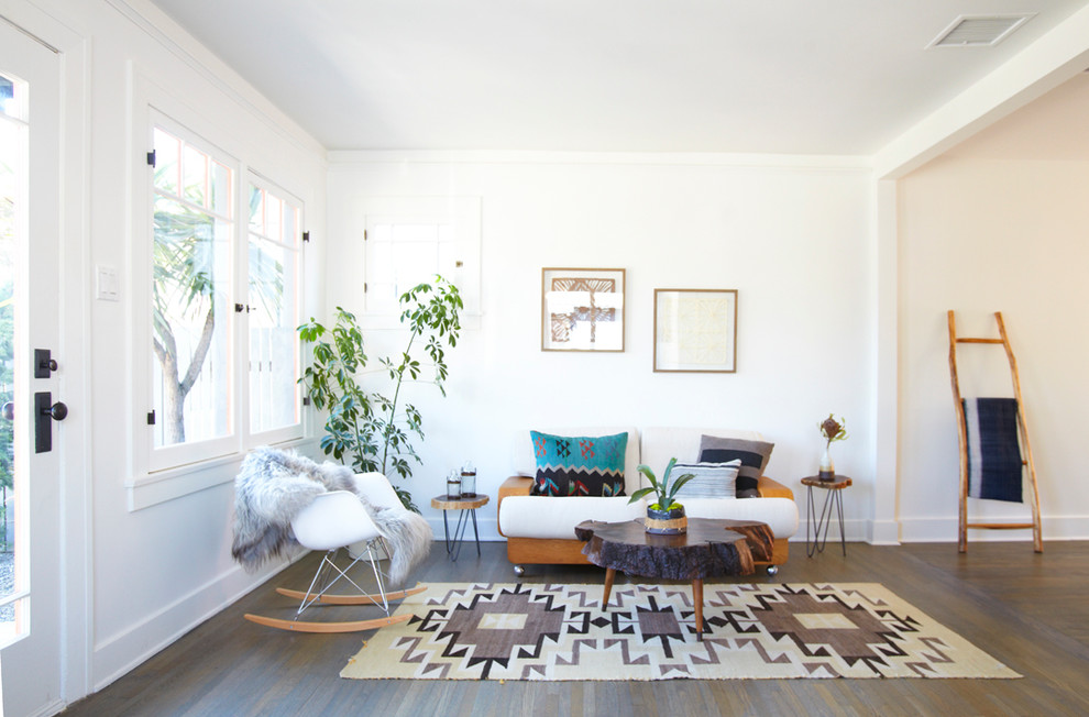 Idéer för mellanstora minimalistiska vardagsrum, med vita väggar
