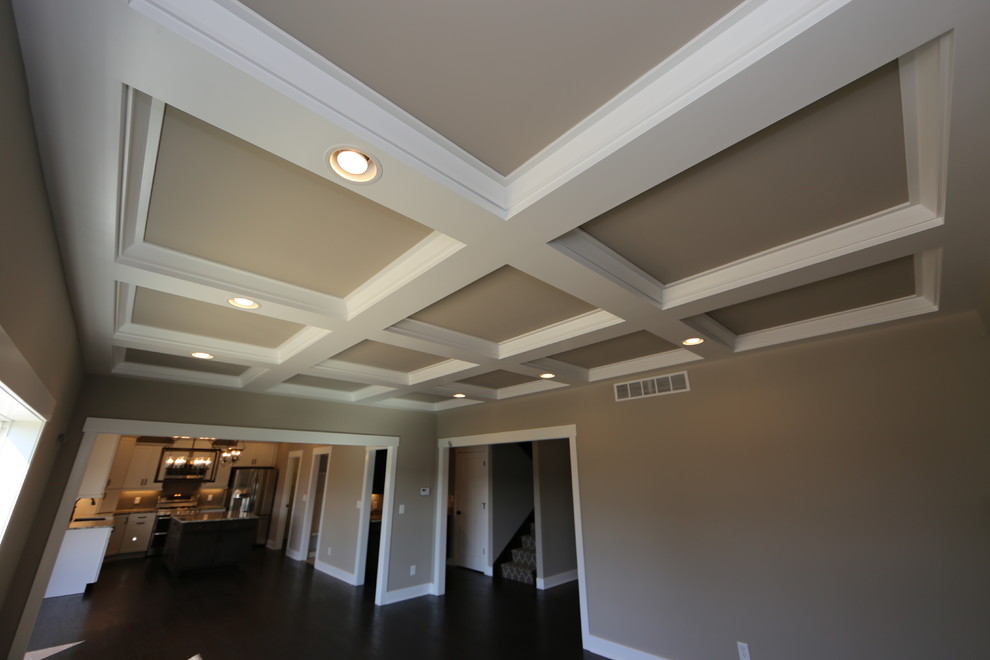 Diseño de salón abierto tradicional renovado grande con paredes grises, suelo de madera oscura, todas las chimeneas y marco de chimenea de baldosas y/o azulejos