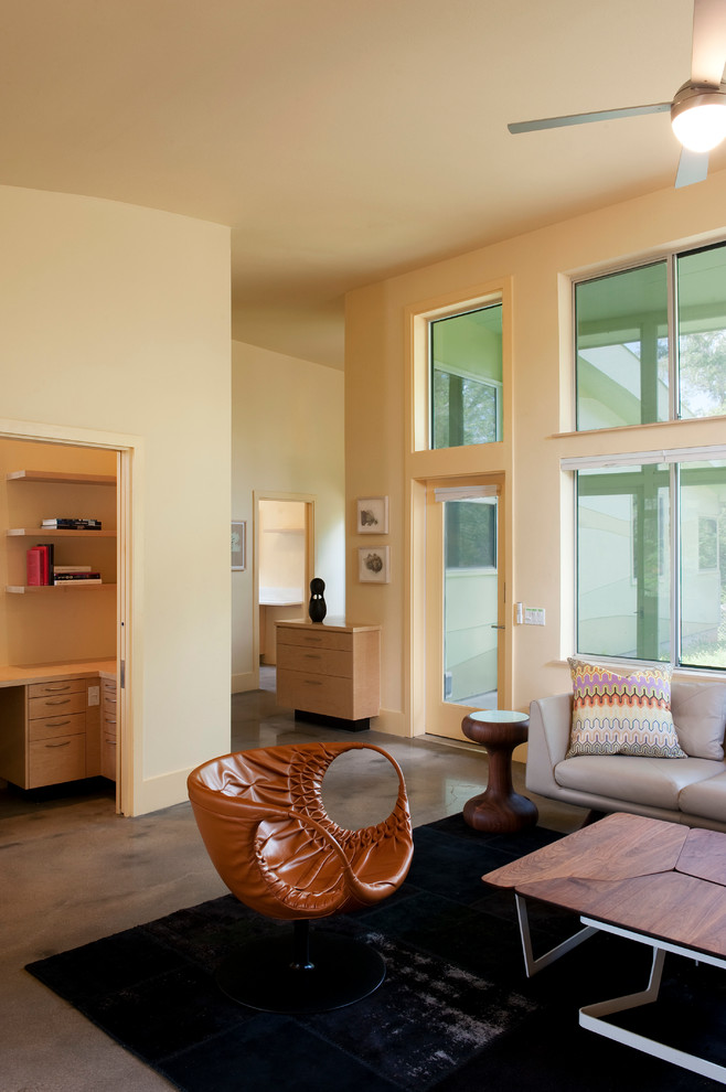 Идея дизайна: парадная, открытая гостиная комната среднего размера в современном стиле с бетонным полом, оранжевыми стенами и мультимедийным центром