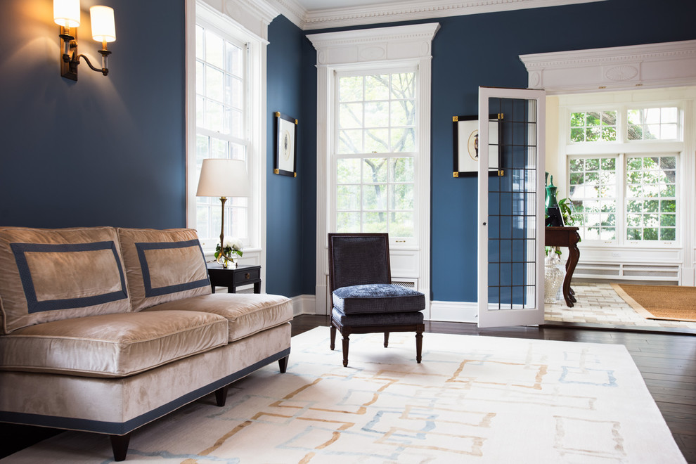 Großes, Repräsentatives, Fernseherloses, Abgetrenntes Klassisches Wohnzimmer mit blauer Wandfarbe, dunklem Holzboden und Kamin in New York