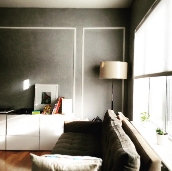 Ispirazione per un piccolo soggiorno minimalista aperto con sala formale, pareti grigie, pavimento in legno massello medio, nessun camino e nessuna TV
