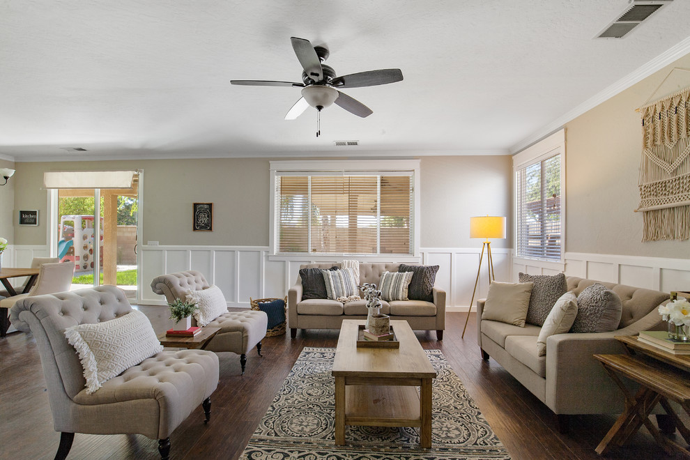 Immagine di un soggiorno country aperto con sala formale, pareti beige, parquet scuro e pavimento marrone