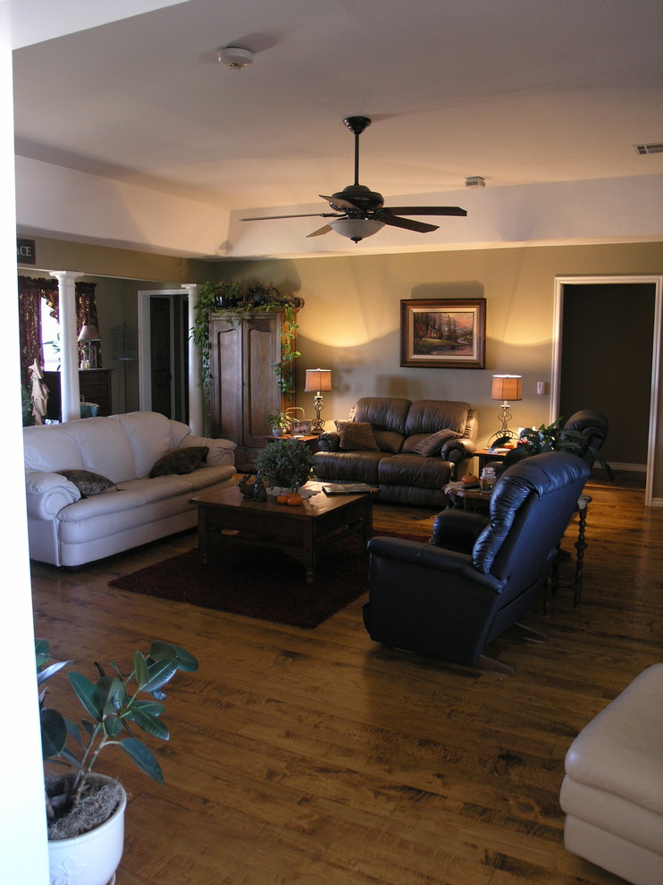 Imagen de salón abierto clásico de tamaño medio sin chimenea y televisor con paredes rojas, suelo de madera en tonos medios y suelo marrón