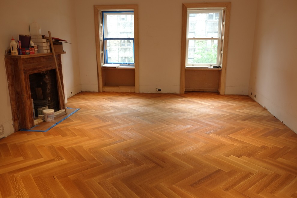 Cette photo montre un salon tendance avec un sol en bois brun.